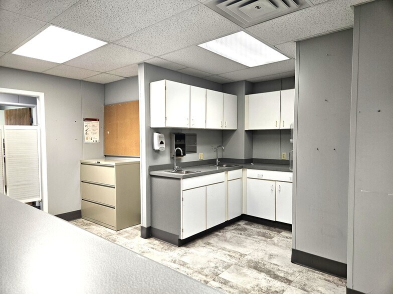 More Photos Of 4700 Mcleod Dr E, Saginaw Medical For Lease