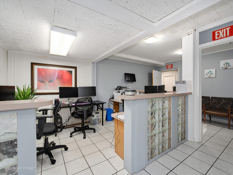 More Photos Of 9631 Gross Point Rd, Skokie Medical For Sale