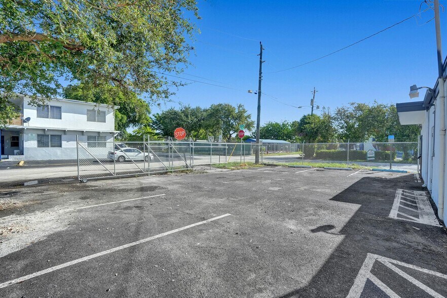 More Photos Of 3055-3057 Broward Blvd, Fort Lauderdale Storefront Retail Office For Sale