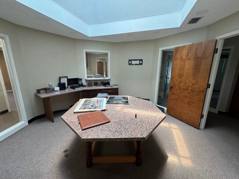 More Photos Of 1208 S Chestnut St, Lufkin Showroom For Sale