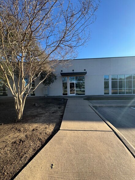 More Photos Of 1380 River Bend Dr, Dallas Office For Sale