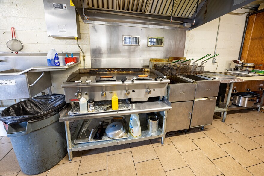 More Photos Of 4053 Hwy E, Oak Ridge Storefront For Sale