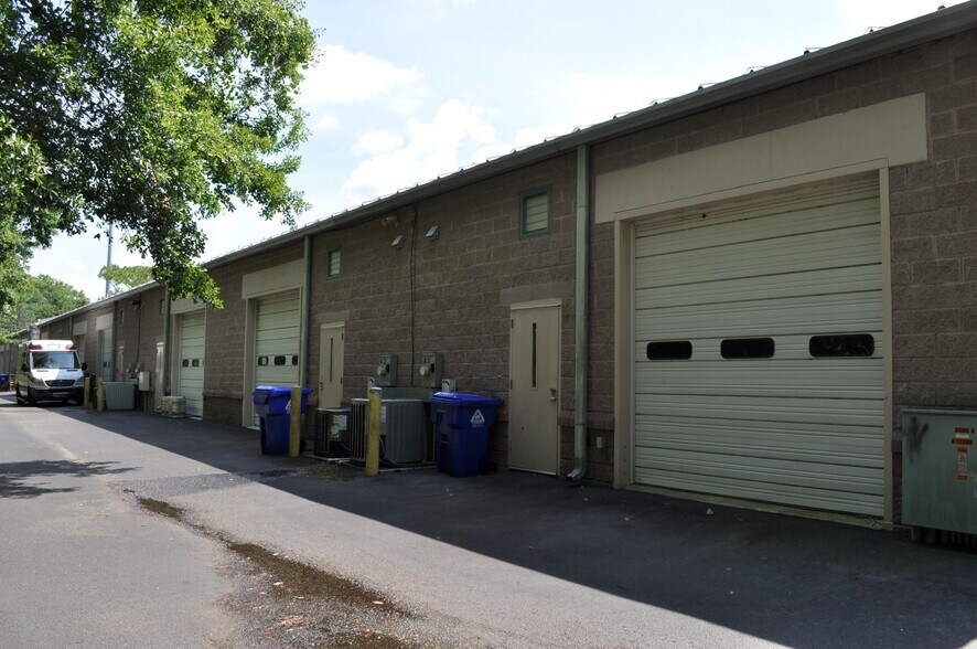 More Photos Of 612 Johnnie Dodds Blvd, Mount Pleasant Showroom For Lease