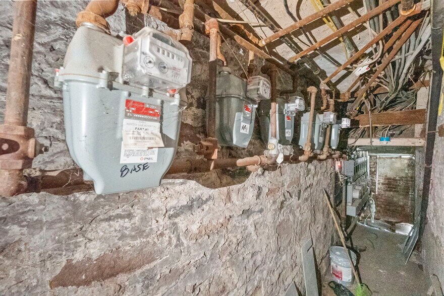 More Photos Of 204 Parkhurst St, Newark Apartments For Sale