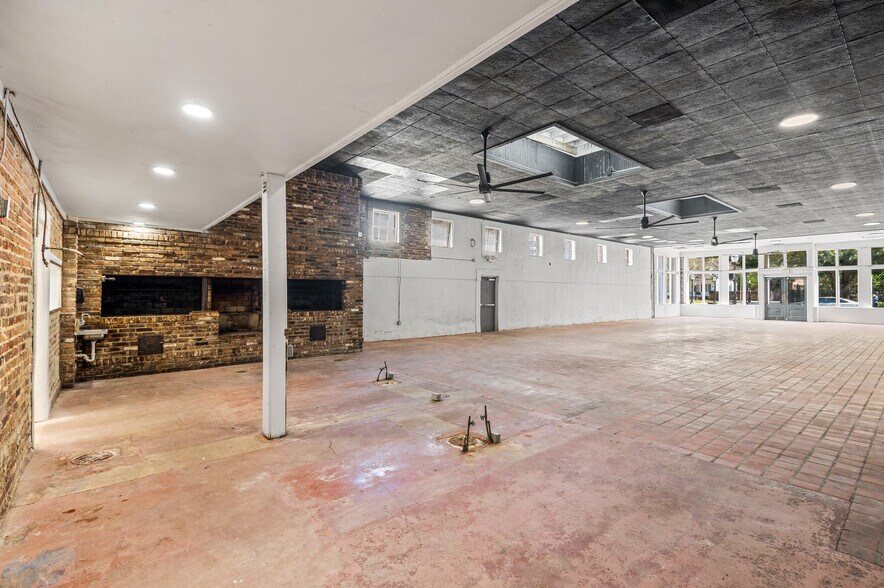 More Photos Of 350 Dauphin St, Mobile Restaurant For Lease