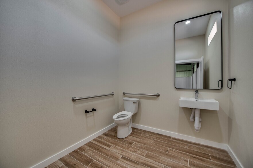 More Photos Of 1808 N FM 1788, Midland Warehouse For Lease