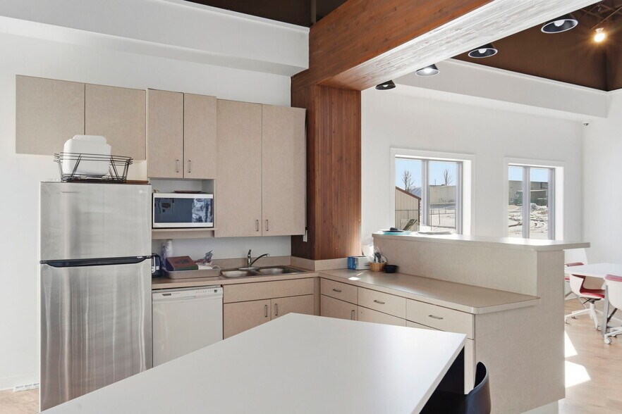 More Photos Of 5552 N Farmer Branch Rd, Ozark Office For Sale