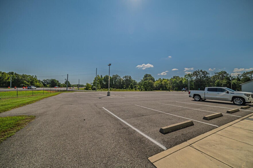 More Photos Of 8705 Cairo Rd, West Paducah Flex For Lease