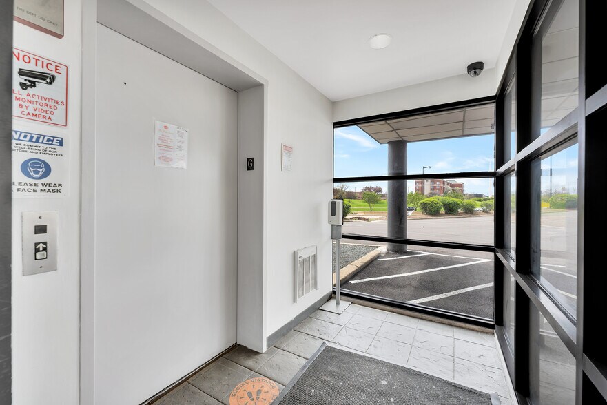 More Photos Of 800 Enterprise Dr, Oak Brook Office For Sale