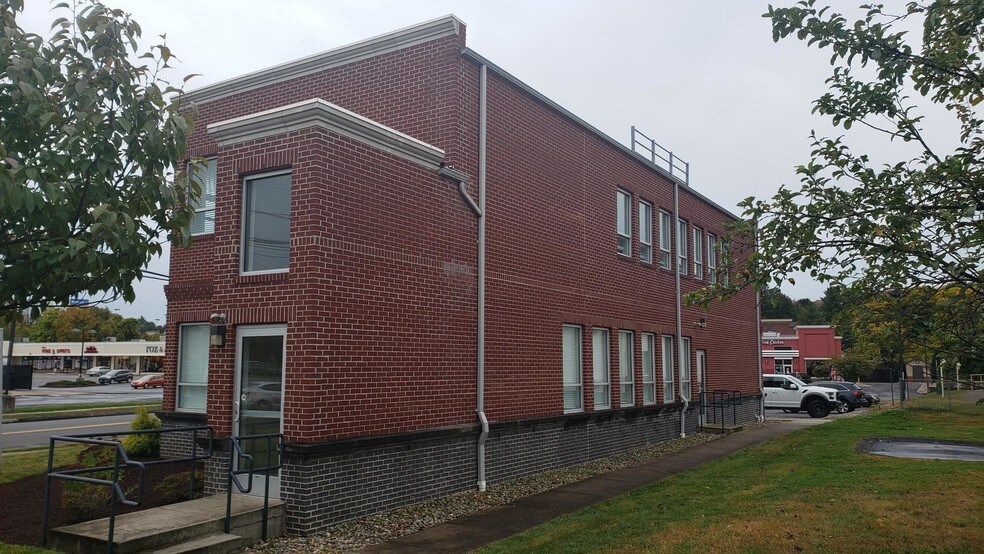 More Photos Of 27 Town Line Rd, Wethersfield Office For Lease