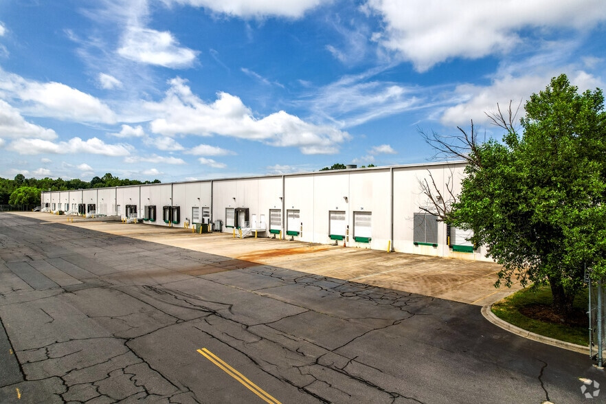 More Photos Of 13833 Carowinds Blvd, Charlotte Distribution For Lease