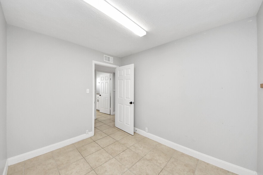 More Photos Of 2001 John St, Pasadena Office For Sale