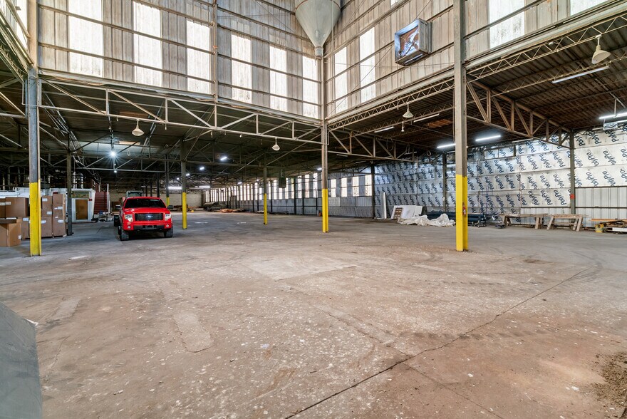 More Photos Of 4000 Memorial Blvd, Springfield Freestanding For Sale