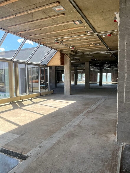 More Photos Of 601 17th Ave SW, Calgary Restaurant For Lease