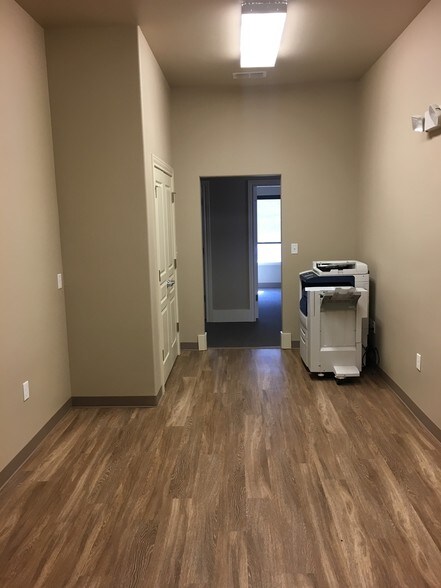 More Photos Of 13037 Quaker Ave, Lubbock Office For Lease