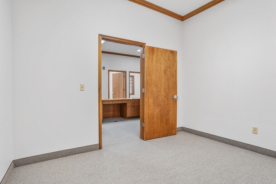 More Photos Of 120 W Aurora Rd, Northfield Medical For Lease