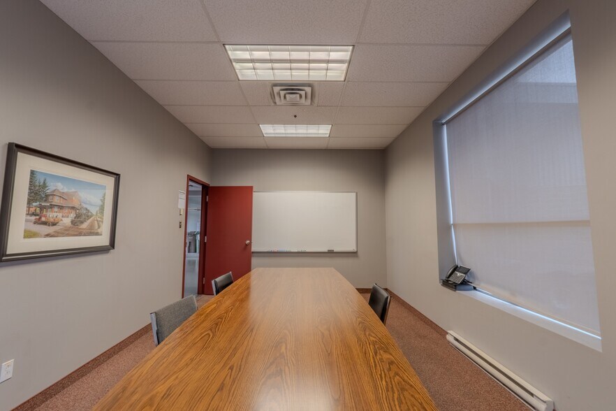 More Photos Of 13150 Boul Métropolitain E, Montréal Distribution For Sale