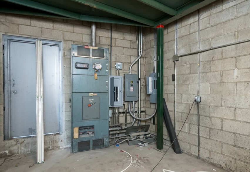 More Photos Of 11245 Vinedale St, Sun Valley Warehouse For Sale