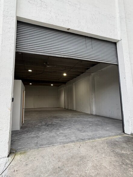 More Photos Of 3400 NW 78th Ave, Miami Showroom For Lease