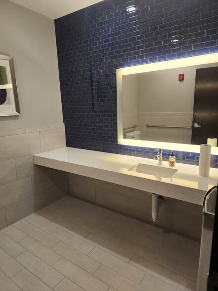 More Photos Of 15 Sproat St, Middleboro Service For Lease