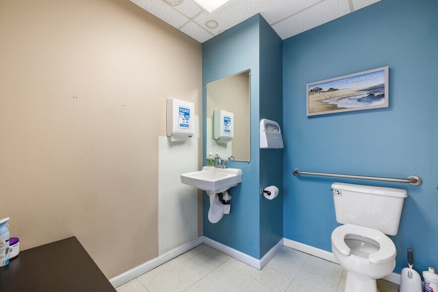 More Photos Of 2616 Sherwood Hall Ln, Alexandria Medical For Sale