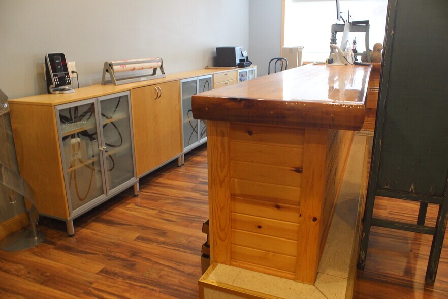 More Photos Of 80920 County Road 46, Hayward Showroom For Sale