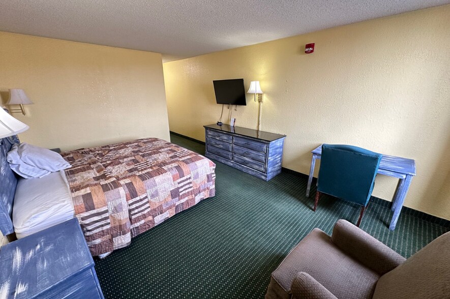 More Photos Of 1001 E 6th St, Junction City Hotel For Sale