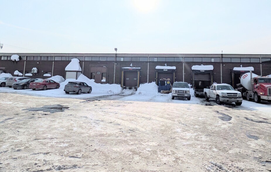 More Photos Of 4985 Rue Hickmore, Montréal Warehouse For Lease