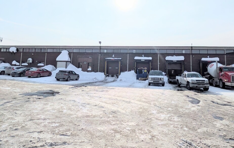 More Photos Of 4985 Rue Hickmore, Montréal Warehouse For Lease