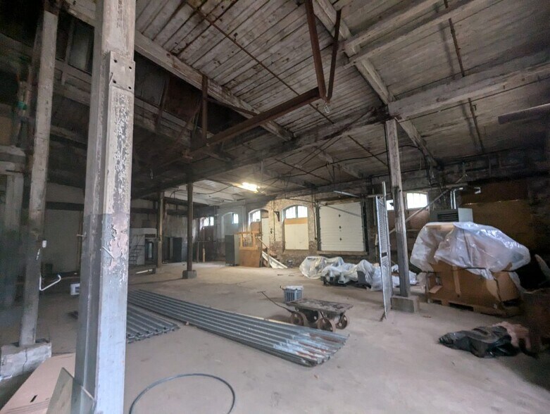 More Photos Of 70 Moshassuck Rd, Lincoln Manufacturing For Lease