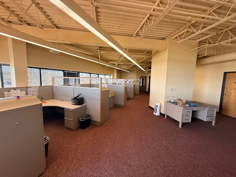 More Photos Of 7522-7528 E Pendleton Pike, Indianapolis Research And Development For Lease