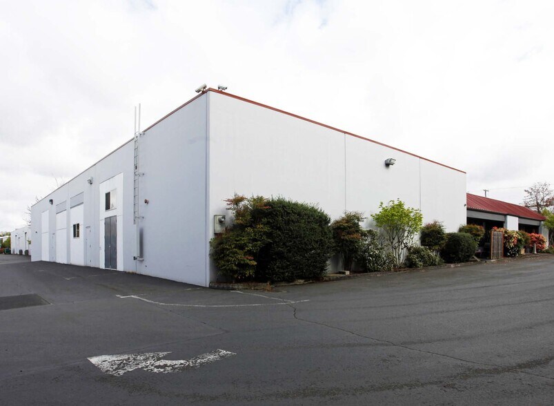 More Photos Of 6540 SW Fallbrook Pl, Beaverton Showroom For Lease