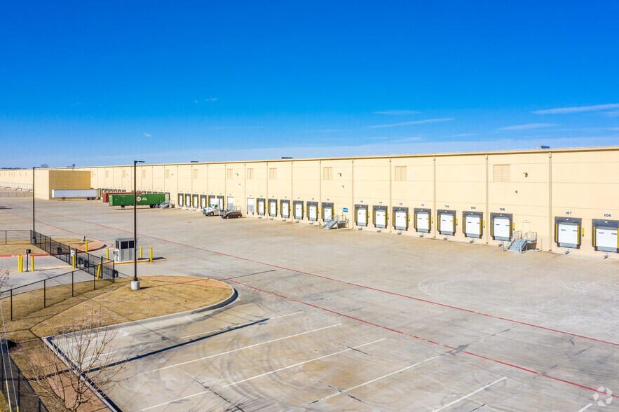 More Photos Of 2119 N I-35 E, DeSoto Distribution For Lease