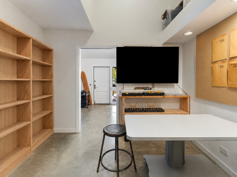 More Photos Of 23501 Park Sorrento, Calabasas Loft Creative Space For Sale