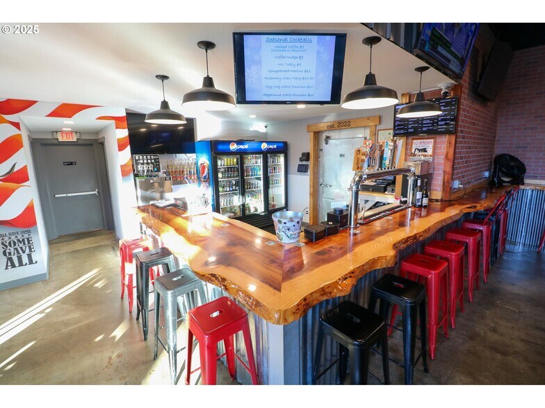 More Photos Of 790 N Bayshore Dr, Coos Bay Freestanding For Sale