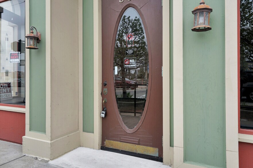 More Photos Of 902 Military Ave, Port Huron Restaurant For Lease