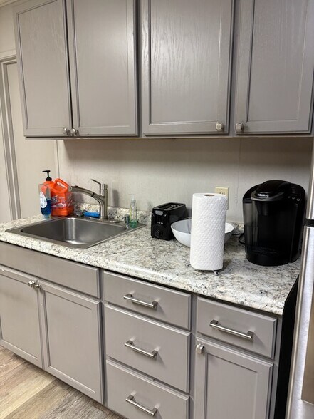 More Photos Of 2805 Singleton St, Rowlett Distribution For Lease