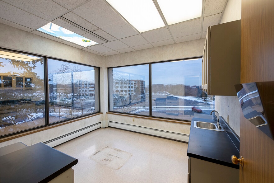 More Photos Of 6701 Rockside Rd, Independence Medical For Lease