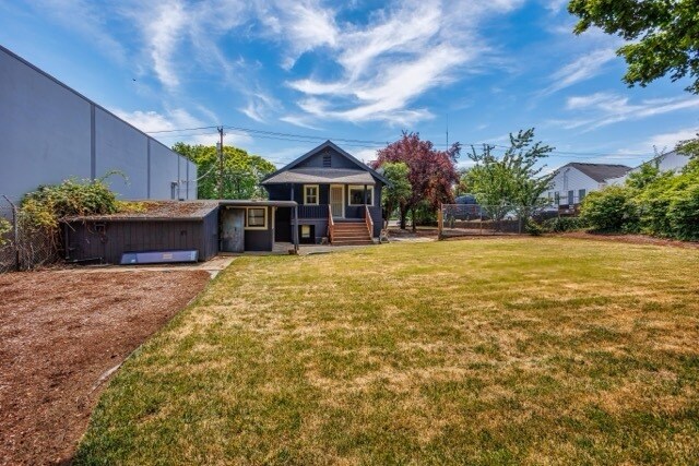 More Photos Of 2105 SE Ochoco St, Portland Office For Sale