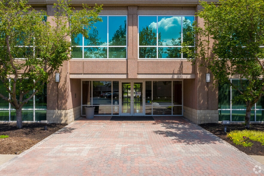 More Photos Of 725 Cool Springs Blvd, Franklin Office For Lease