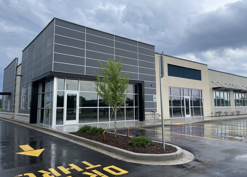 More Photos Of 825-833 N Wisconsin St, Elkhorn General Retail For Lease