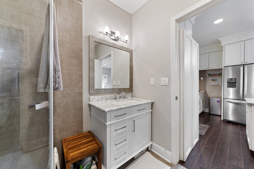 More Photos Of 722 Durham Dr, Houston Office For Sale