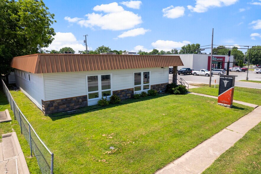 Primary Photo Of 700 S Main St, Grove Medical For Sale