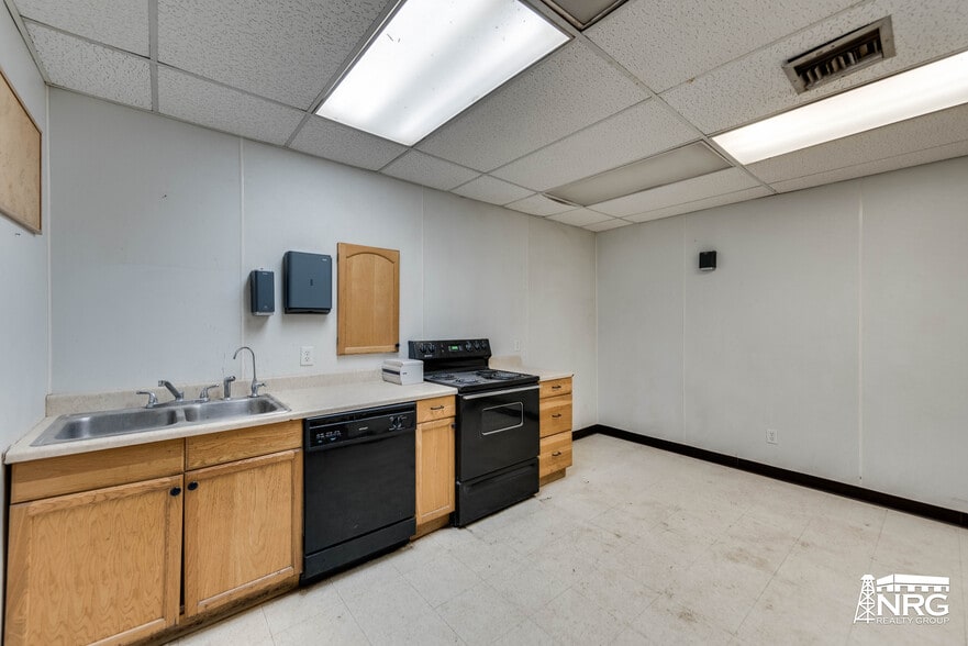 More Photos Of 1551 Laredo Dr, Odessa Warehouse For Sale