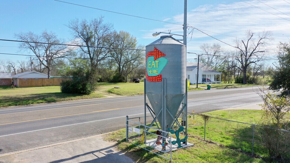 More Photos Of 710 S May St, Madisonville General Retail For Sale