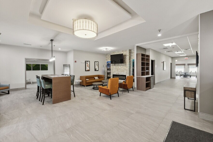 More Photos Of 126 Expressway Dr, Manchester Hotel For Sale