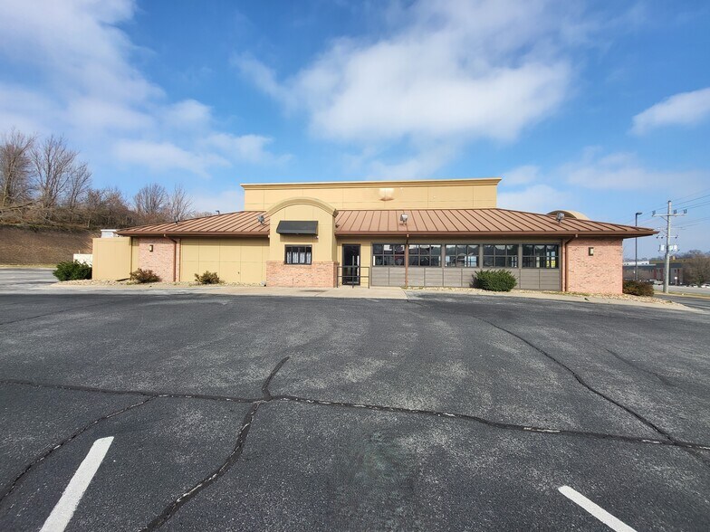 More Photos Of 648 S Neosho Blvd, Neosho Restaurant For Sale
