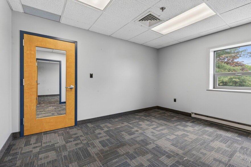 More Photos Of 645 Harvey Rd, Manchester Showroom For Lease