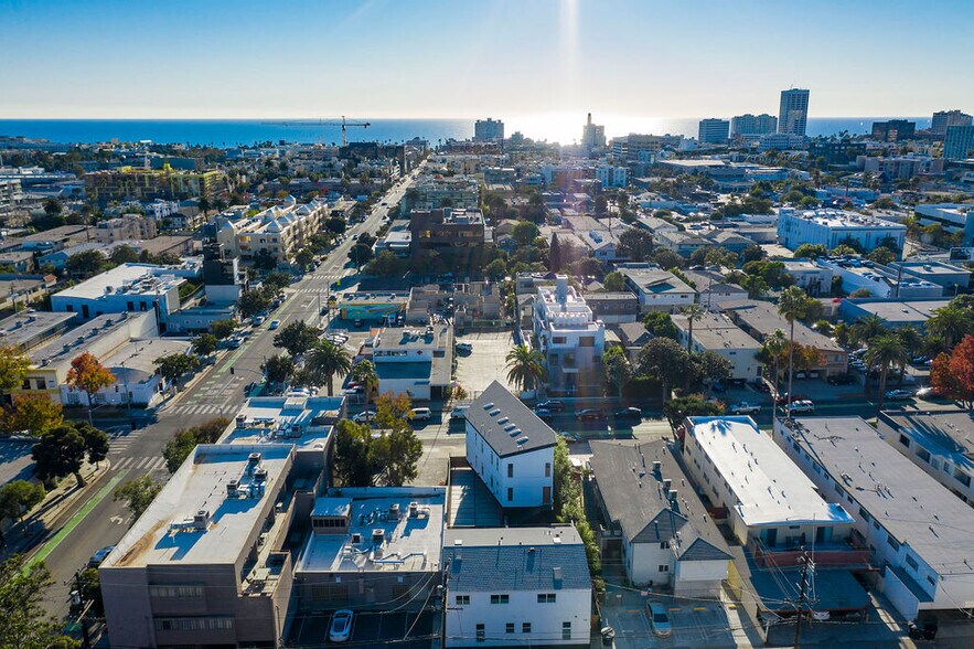 More Photos Of 1447 11th St, Santa Monica Office Residential For Lease