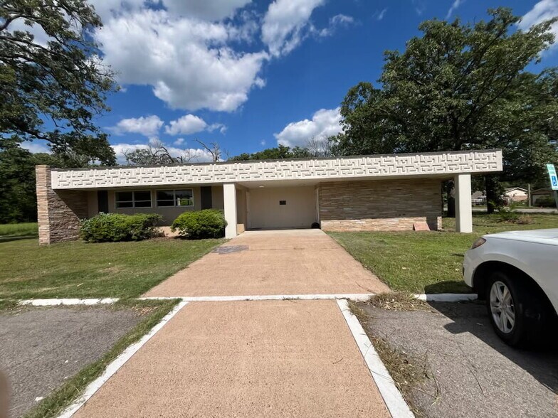 Primary Photo Of 3787 NW Loop 286, Paris Medical For Sale